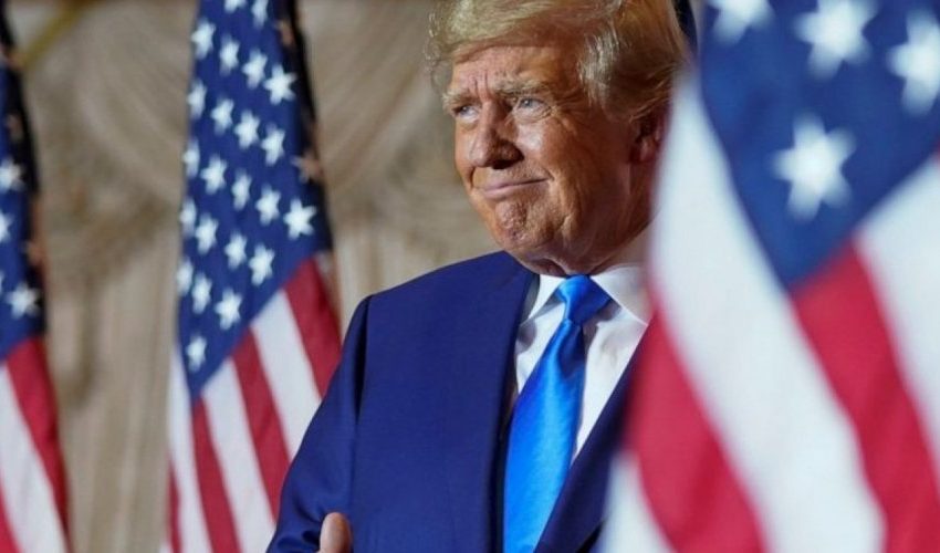  Após se entregar à polícia e ser fichado, Donald Trump deixa cadeia
