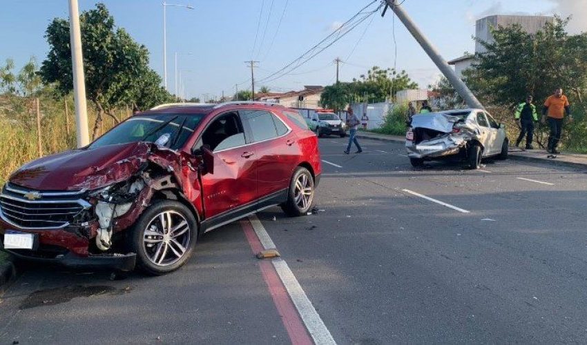  Acidente em Stella Maris deixa carros destruídos; veja vídeo