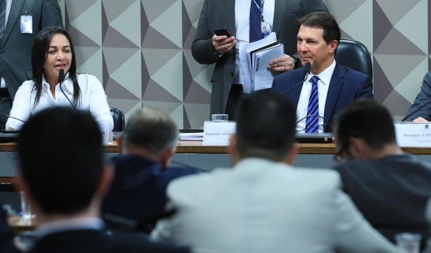  Bolsonaro e Michelle não deverão ter sigilos quebrados por CPMI