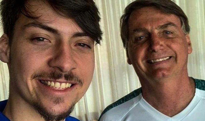  Polícia cumpre mandado de busca e apreensão contra filho de Bolsonaro; saiba motivo