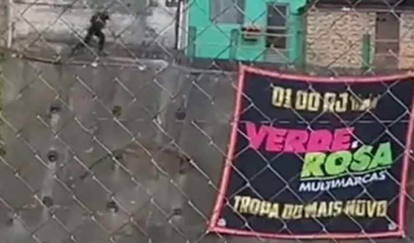  Policial é encurralado e alvejado em morro do Rio de Janeiro; veja vídeo