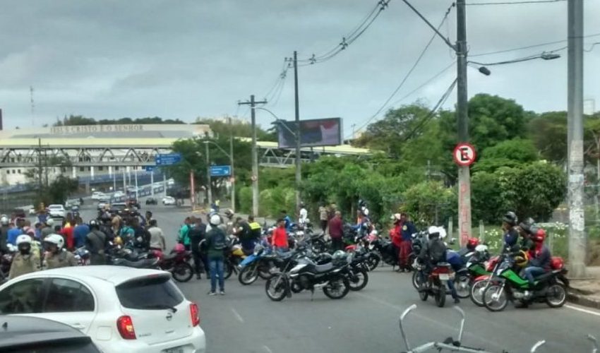  Motociclistas por aplicativo protestam pela regularização da função; confira