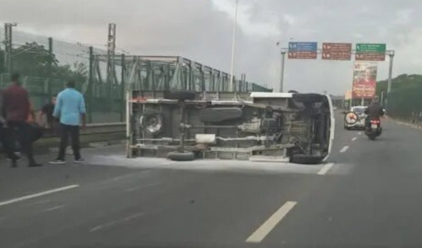  Caminhonete capota após condutor perder o controle na Estrada do Coco