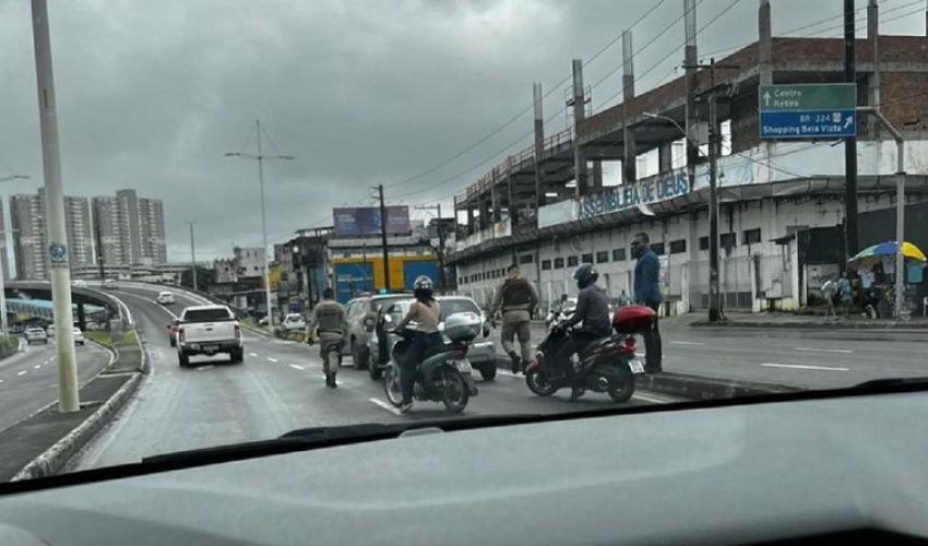  Após homem ser resgatado pelo Corpo de Bombeiros, trânsito no viaduto Raul Seixas é liberado
