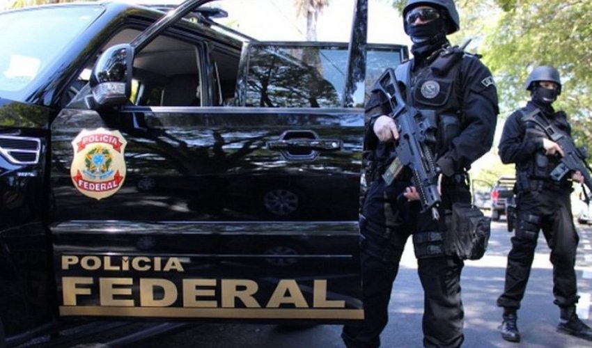  Polícia Federal prende baiano em SC depois de um surto e ameaças em avião, que estava a caminho de Salvador