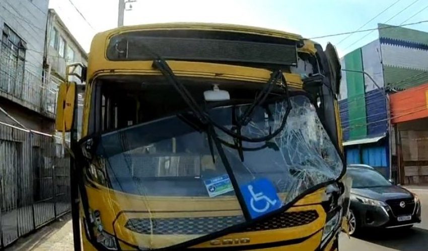  Dois ônibus ficam destruídos após batida na Av. San Martin, em Salvador