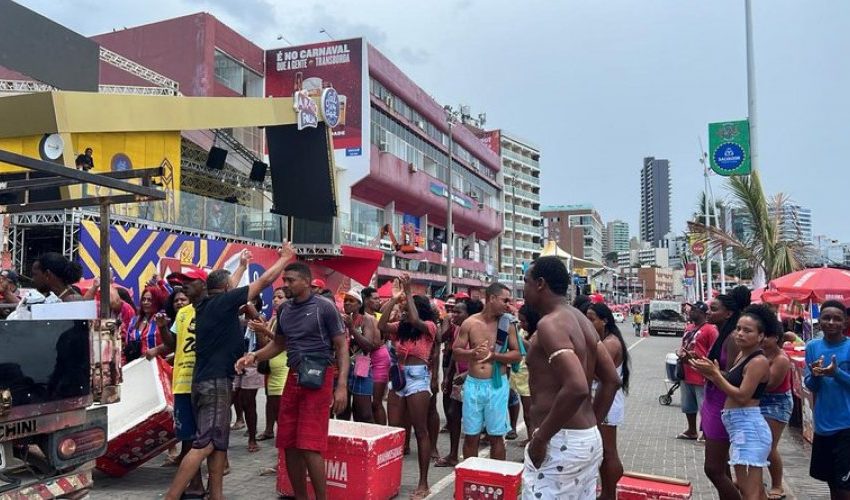  Plataforma dos ambulantes: Profissionais realizam protesto contra estrutura