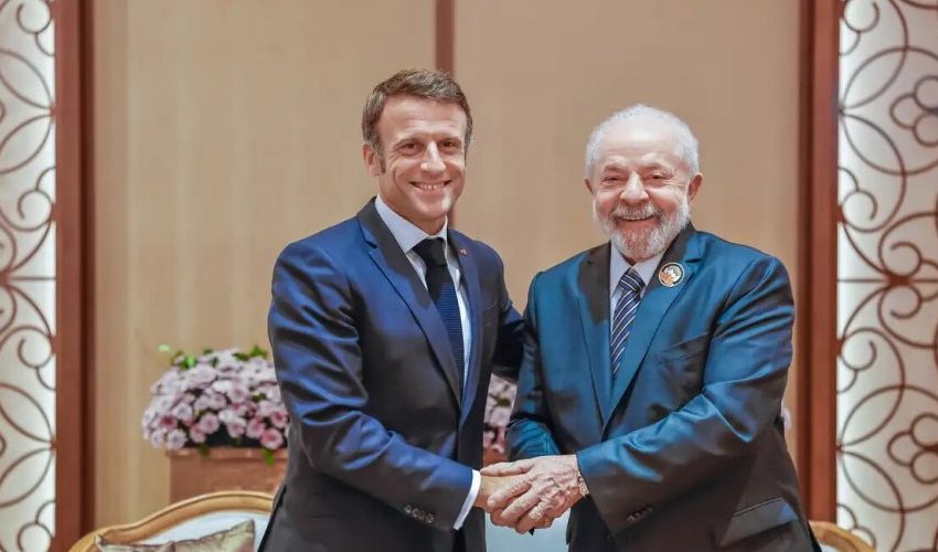  Lula e Macron visitam floresta e conversam com indígenas em Belém