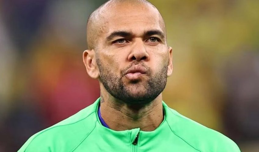  Após quase 15 meses preso, Daniel Alves paga fiança e é solto