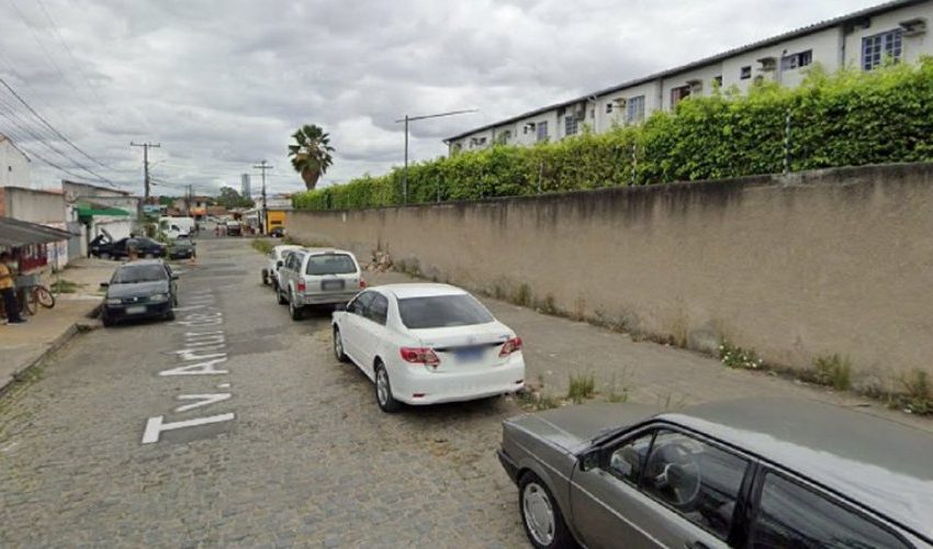  Corpo em estado de decomposição é encontrado dentro de carro em Feira de Santana
