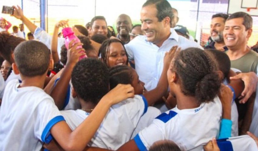  Bruno Reis fala sobre adiantamento do salário dos servidores municipais durante distribuição de ovos da Páscoa em escola municipal