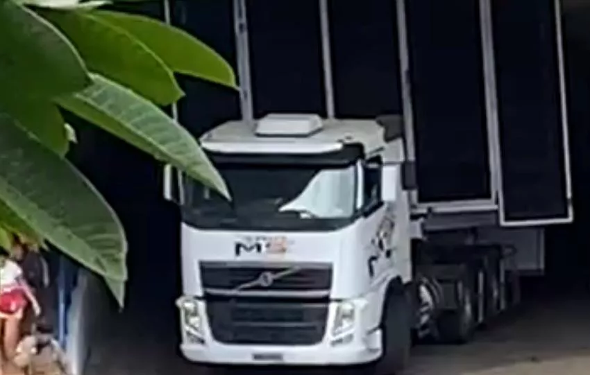  Trio elétrico fica preso em túnel na Centenário