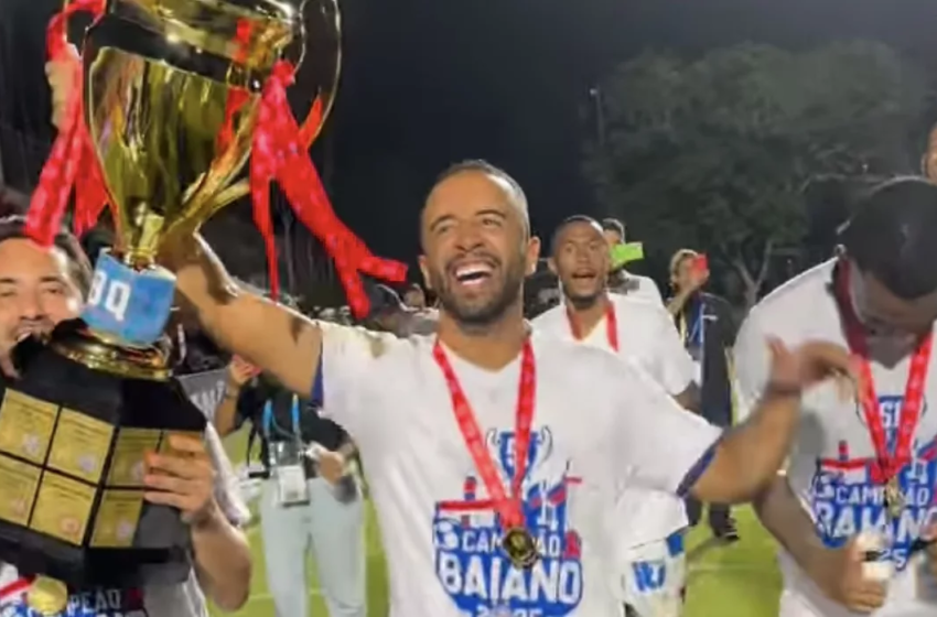  VÍDEO: Ao som de ‘Galinha Pintadinha’, Caio Alexandre comanda provocação ao Vitória