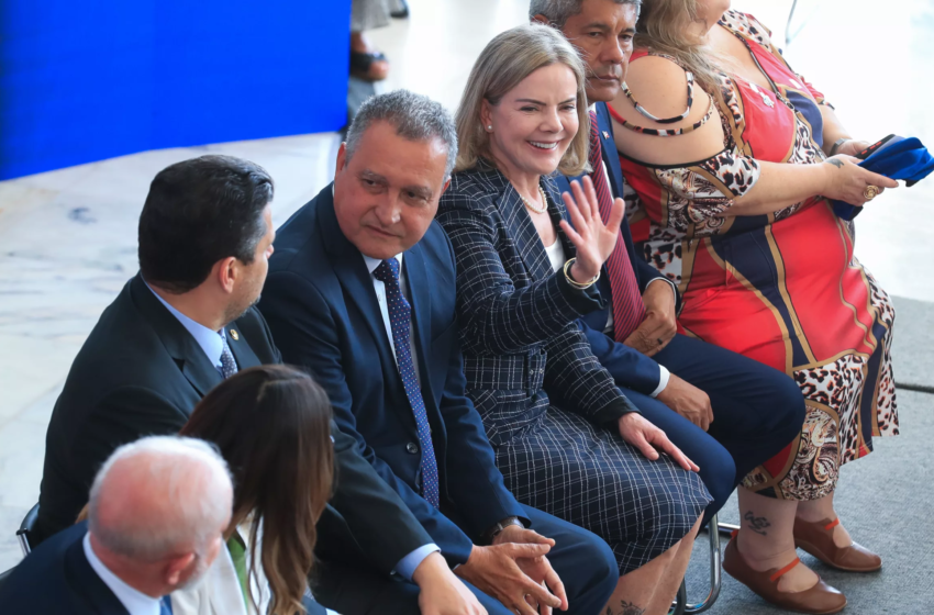  Nova ministra, Gleisi Hoffmann diz que isenção do IR é prioridade para o governo