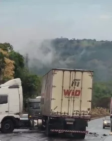  VÍDEO: Acidente envolvendo carreta, van e mais dois veículos deixa feridos na BR-101